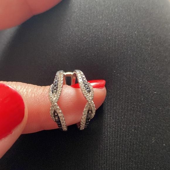 Elegant White Gold White Diamond and Black Diamond Women's Wedding Ring Set - Picture 9 of 10